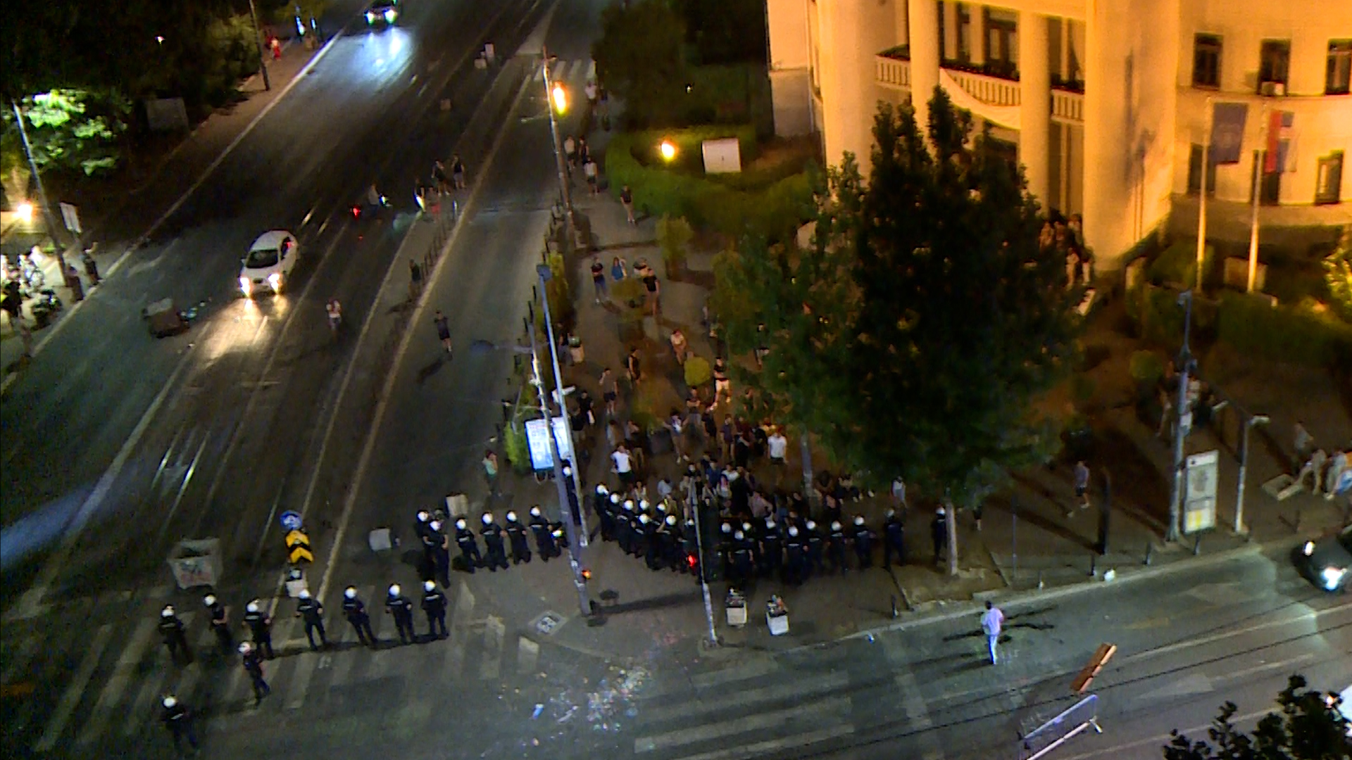 Beograd, druga intervencija policije ispred Pravnog fakulteta i sklanjanje barikade, pokrivanje
